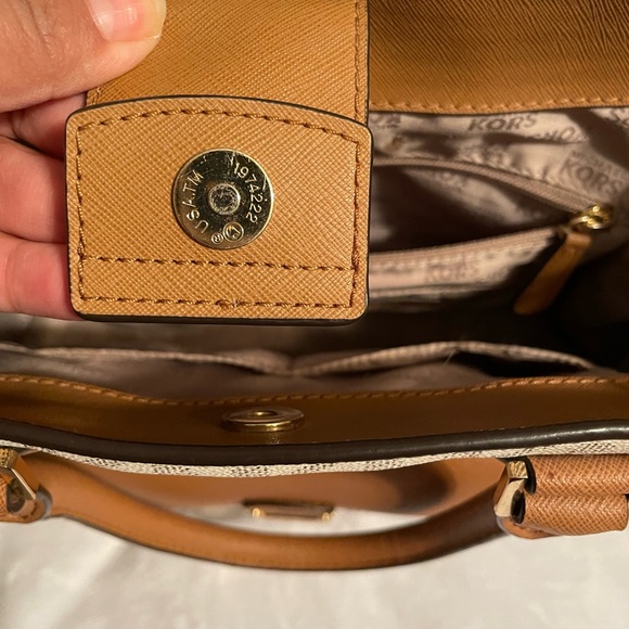 2 Michael kors bags - Picture 8 of 16